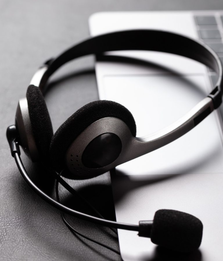 office-desk-with-headset-and-laptop_1080